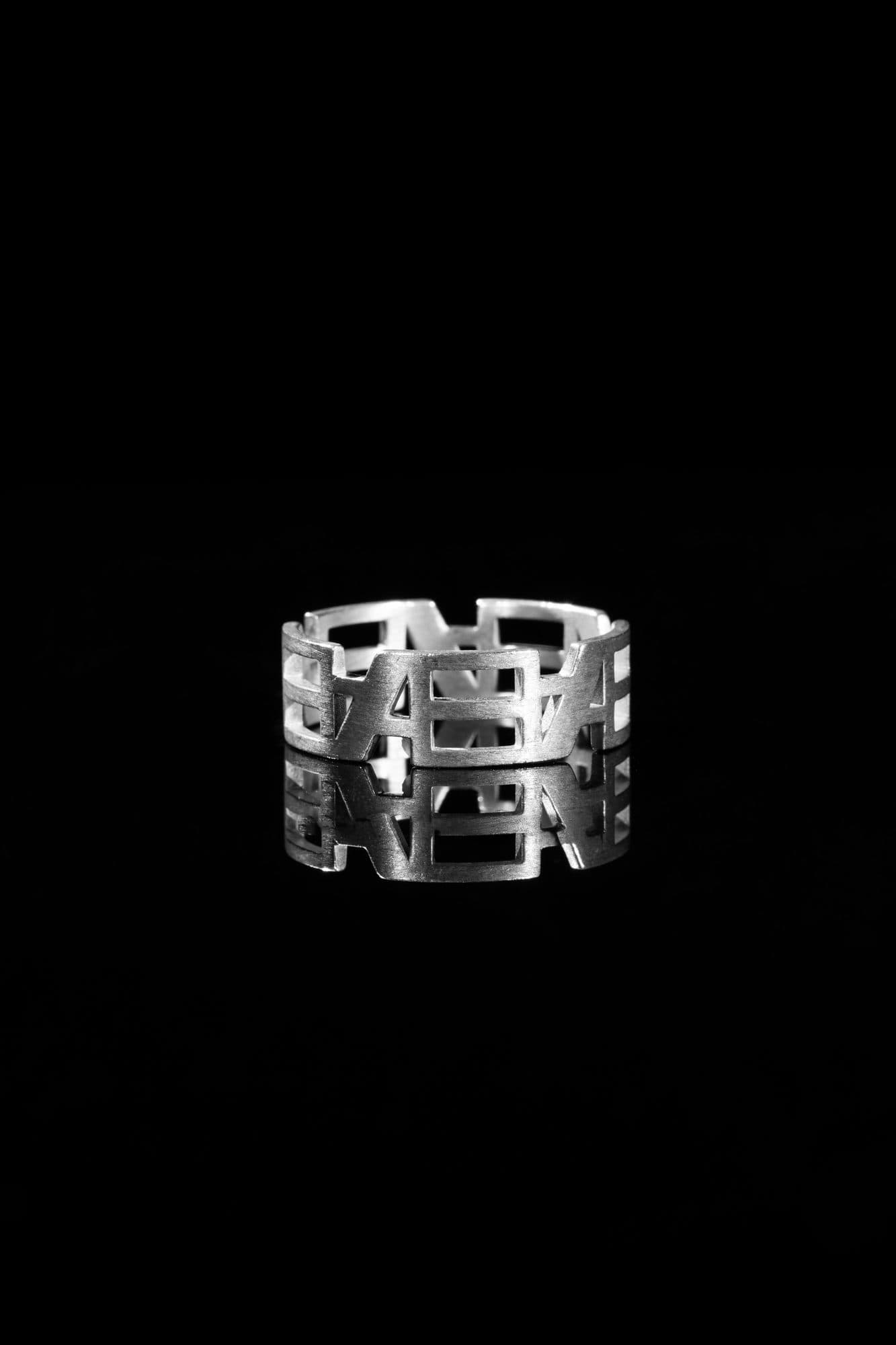 Inverted Monogram ring seen from the front, alternating Æ monograms